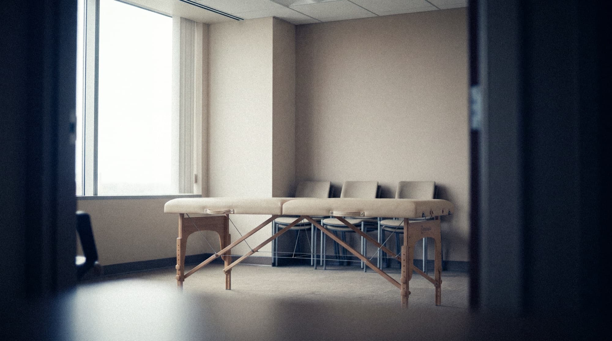 Salle calme et fermée d'une entreprise prévue pour une intervention d'ostéopathie, AXiO